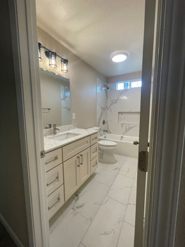 Foto del edificio - For Rent: Beautifully Updated 3-Bedroom Ho...