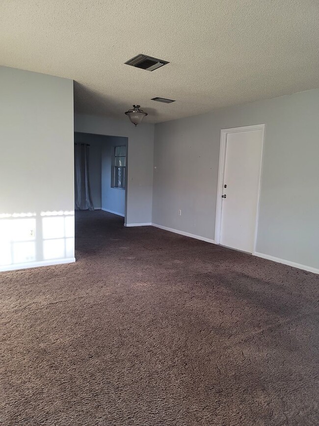 Foto del edificio - 3 Bedroom 1 Bath available in Marion Oaks