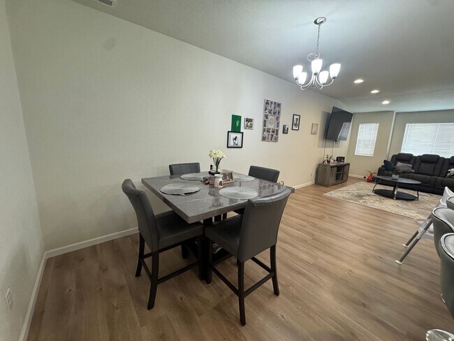 Foto del edificio - Stylish 3-Bedroom Townhome with Mountain Views & 2-Car Garage