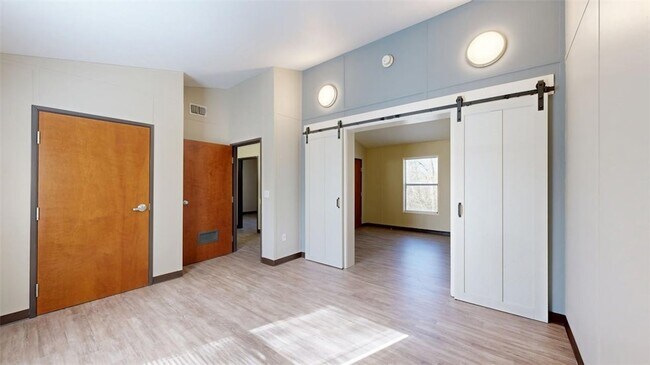 Foto del edificio - 5585 Straub Rd