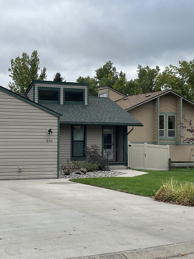 Foto del edificio - 385 Pheasant Pl