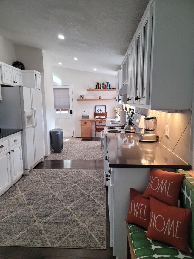 Building Photo - Furnished Short Term Rental