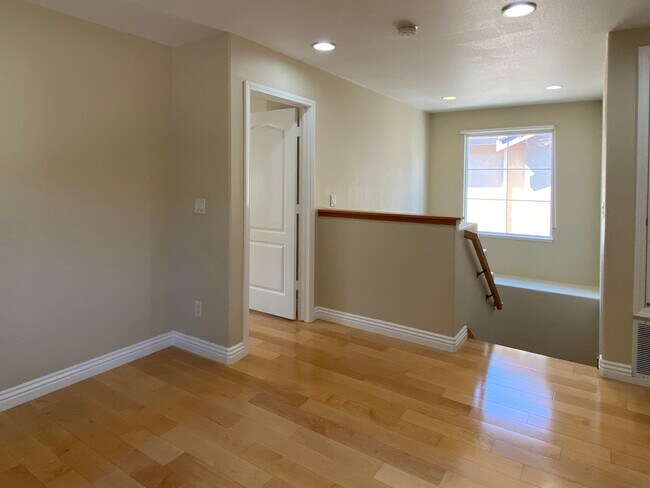 Building Photo - 3 Bedroom 2.5 Bath + Den Single Family Home in Desirable Santa Clara Community