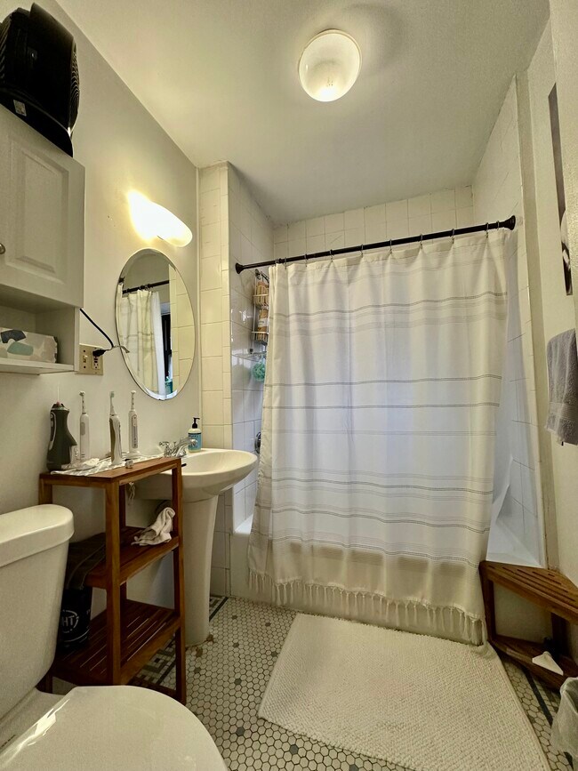 Building Photo - 456 Park Dr