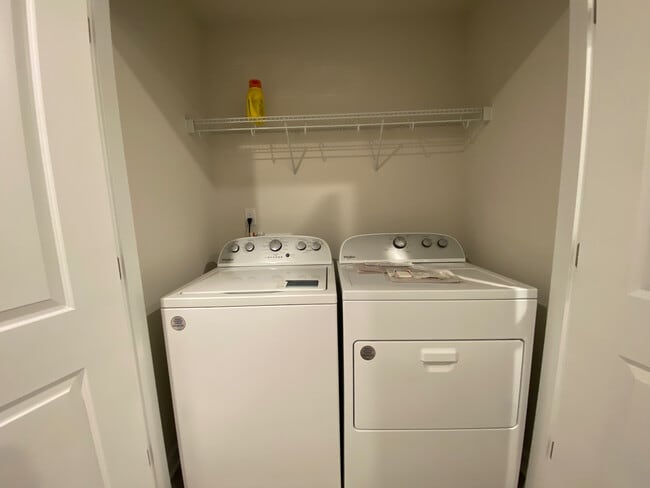 Foto del edificio - Room in Townhome on Memorial Pkwy
