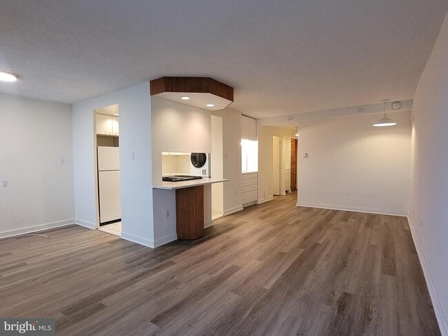 Foto del edificio - 604 S Washington Square