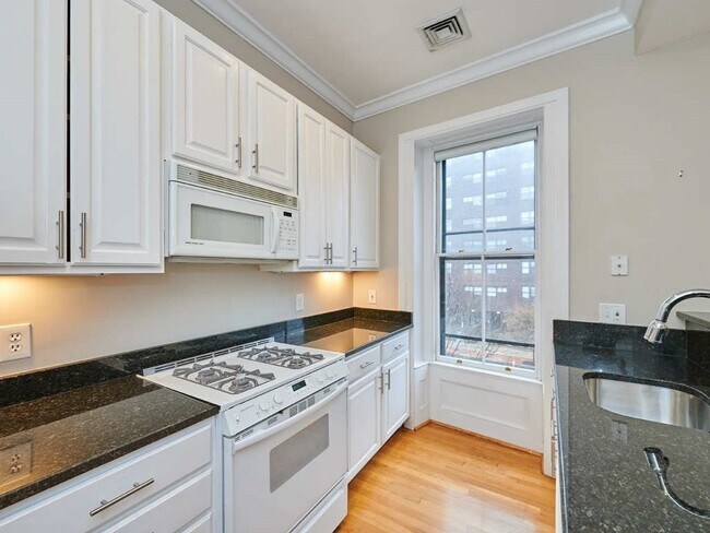 Building Photo - 754 Tremont St