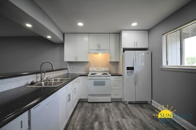 Foto del edificio - Fully Renovated 3BR Townhouse + Community ...