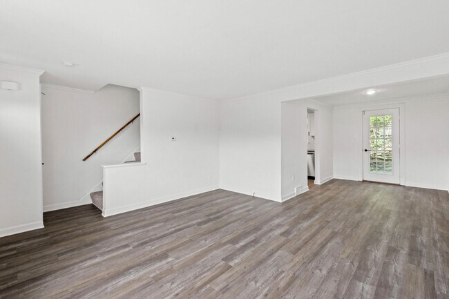 Building Photo - AVAILABLE JULY 1!!! 3 BEDROOM IN CASTLE SH...