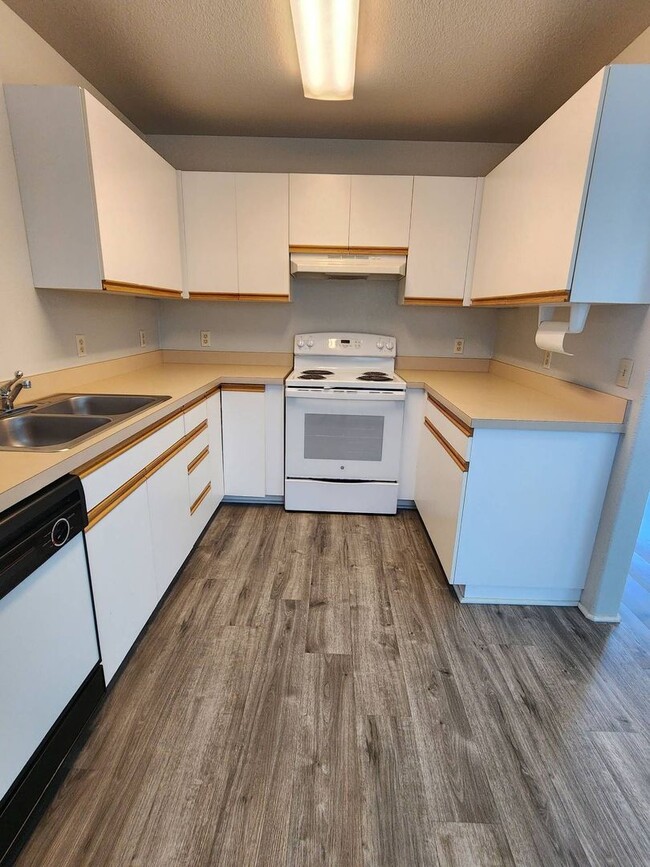 Building Photo - 352 S Calapooia St