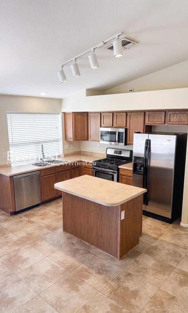 Foto del edificio - 42520 W Hall Dr