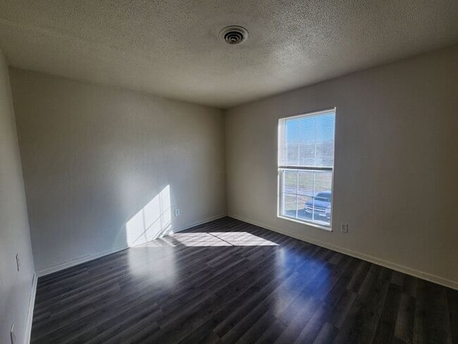 Building Photo - 2 Bedroom Apartment in Brazil