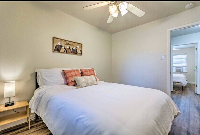Foto del edificio - 4021 W 8th St