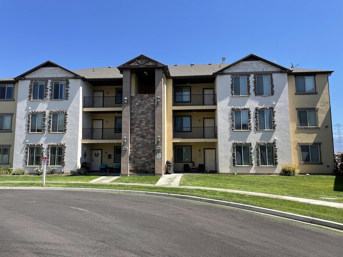 3618 Clear Rock Rd, Eagle Mountain, UT 84005 Townhome Rentals in