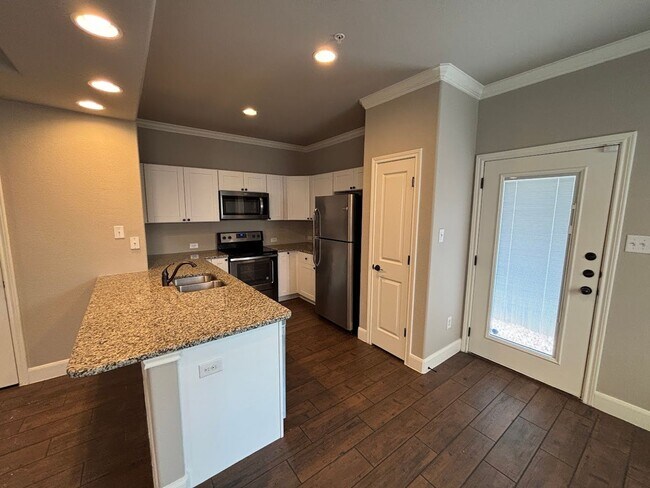 Foto del edificio - Stylish Townhome Near Randolph AFB – Avail...