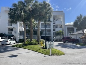 Building Photo - 144 NE Edgewater Dr