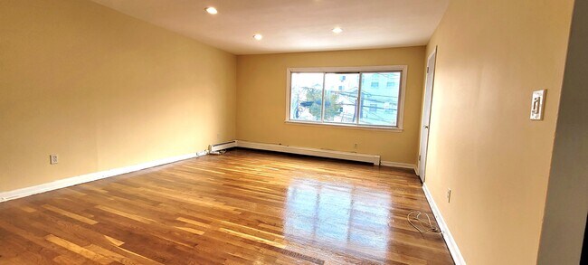 Foto del edificio - 7011 Grand Ave