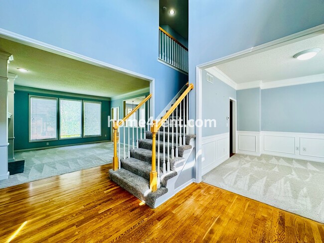 Building Photo - Spacious, 2 Story Home in Blue Valley Scho...