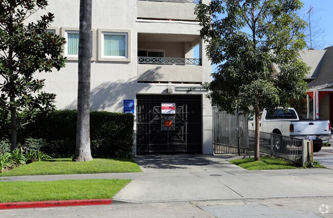 Building Photo - Ross and Durant Apartments