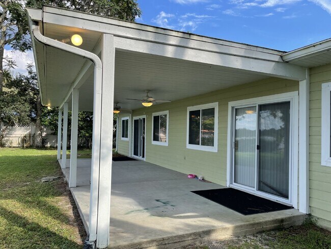 Building Photo - 3 BD/2B - House is on THE CHAIN OF LAKES