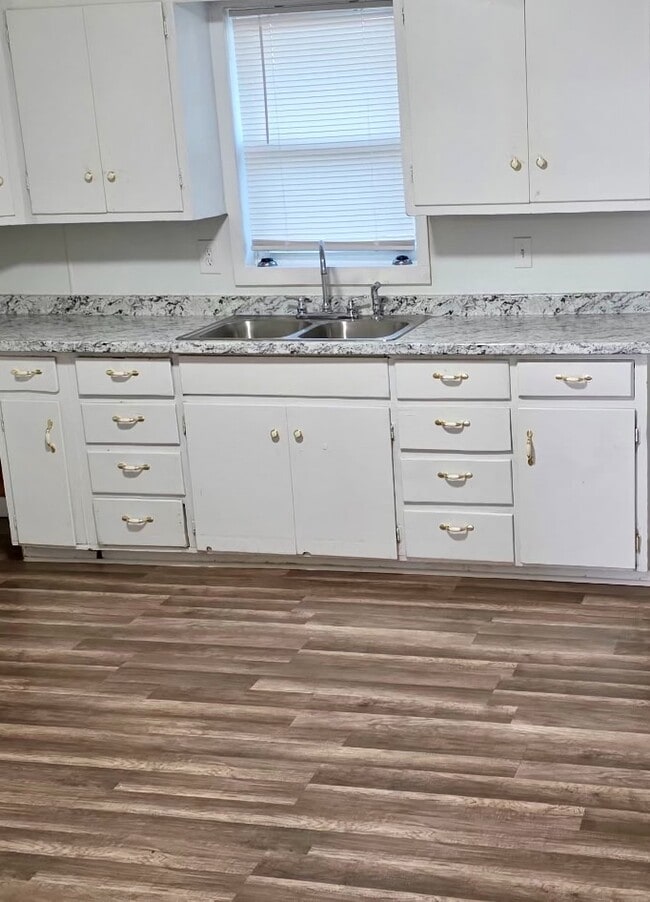 Building Photo - 421 W Madison St