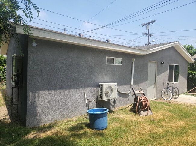 Building Photo - 1221 W 47th St