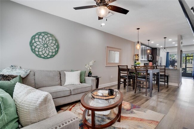 Foto del edificio - 2375 Lake Woodberry Cir