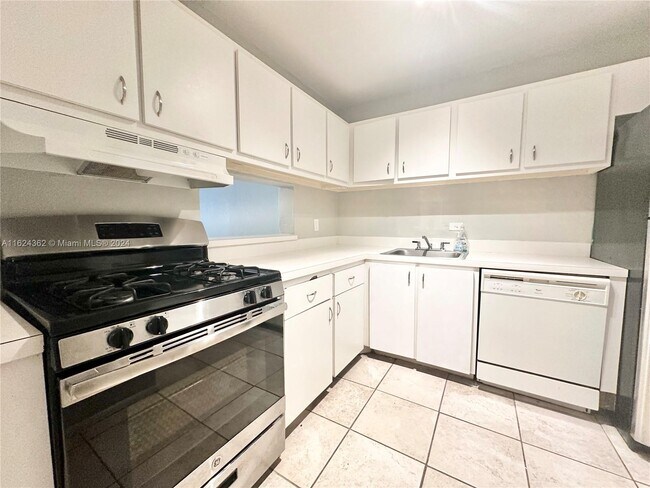 Building Photo - 6890 N Kendall Dr