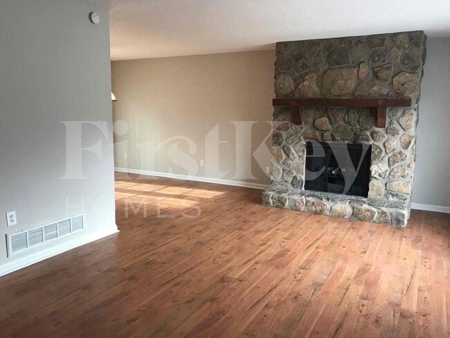 Building Photo - 1006 Hicksmil Ct SW