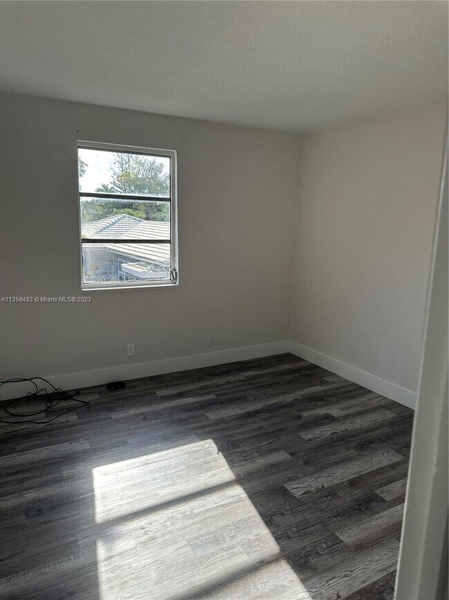 Building Photo - 5 NE 16th Ct