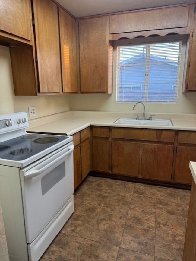 Building Photo - 3 Bedroom 2 Bath Home - Contact Property Pros Property Management