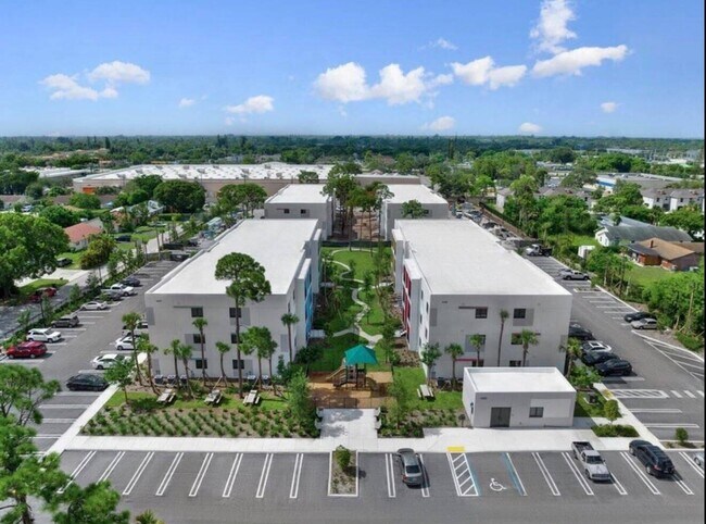 Foto del edificio - 4290 Lakewood Rd
