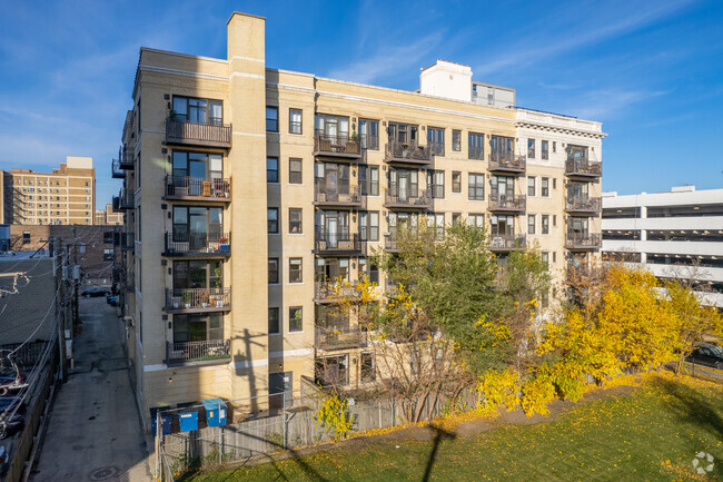 Building Photo - Eastwood by the Lake