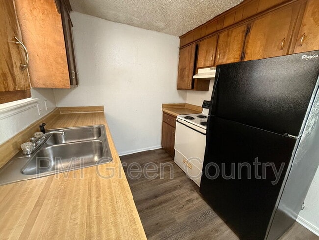 Foto del edificio - 404 E Redwood St