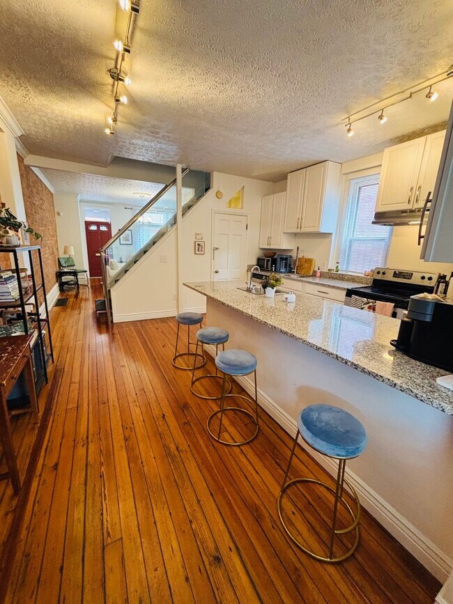 Foto del edificio - 2 bedroom, 2.5 bathroom brick townhouse