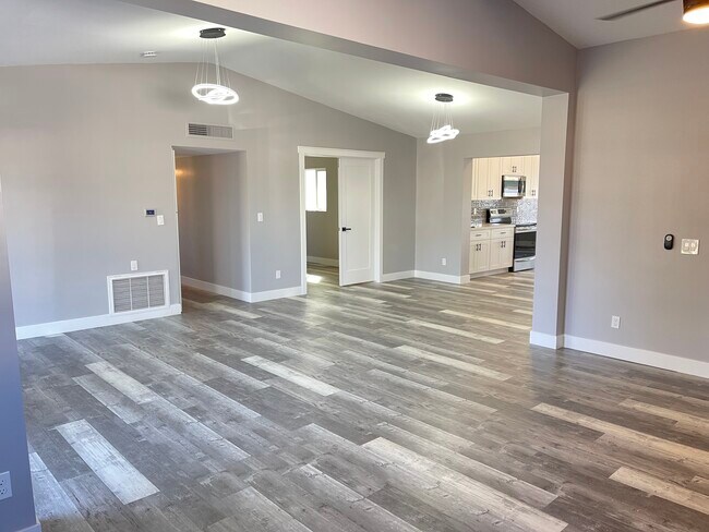 Building Photo - 1725 E Catalina Dr