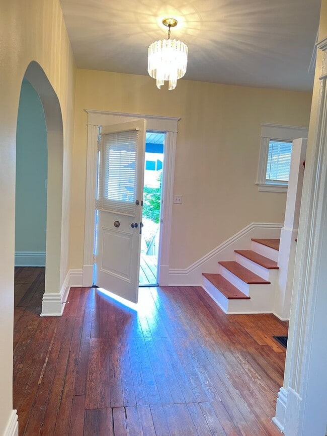 Foto del edificio - Spacious 3 Bed/2 Bath Home Minutes from Do...
