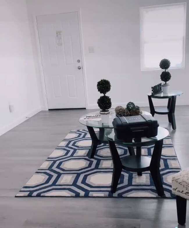 living room - 1504 W 18th St