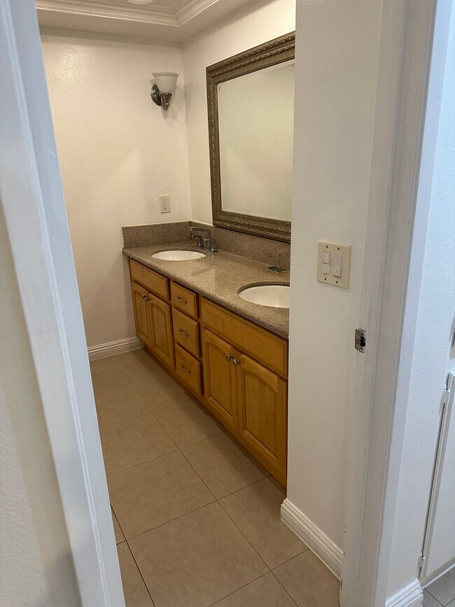 Foto del edificio - 503 S Vicki Ln