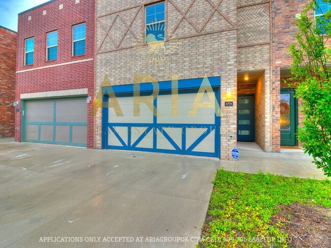 Foto del edificio - West Norman Urban Contemporary 3 Bed/2.5 Bath West Main Lofts Townhome Available Now!