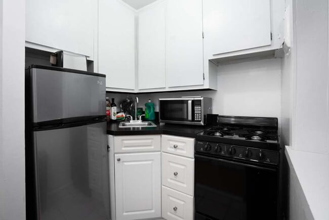 Building Photo - 328 E 74th St