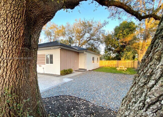 Foto del edificio - 9995 NW 23rd Ave