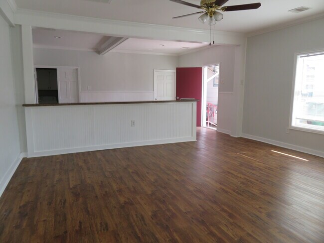 Building Photo - 617 Dumble St