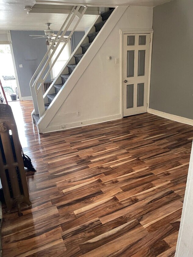 Foto principal - 2 Bedroom 1.5 bath home available in Frank...