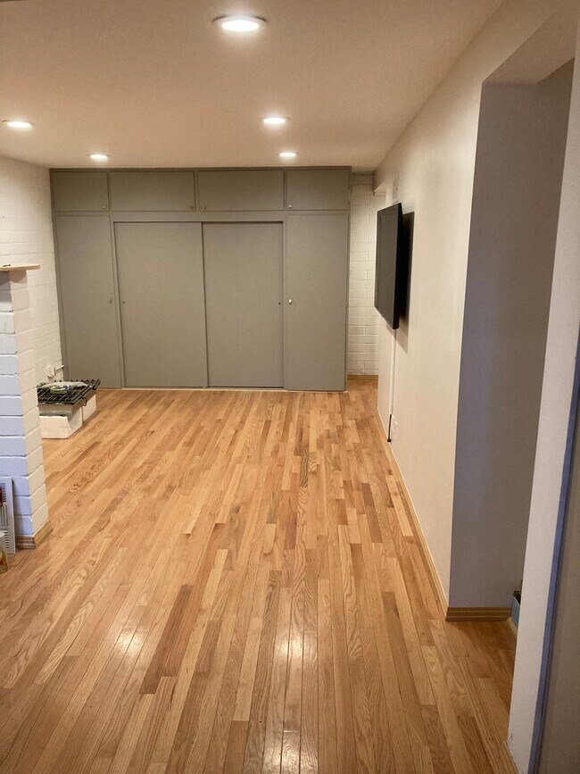 Building Photo - 2160 Stanley Hills Dr