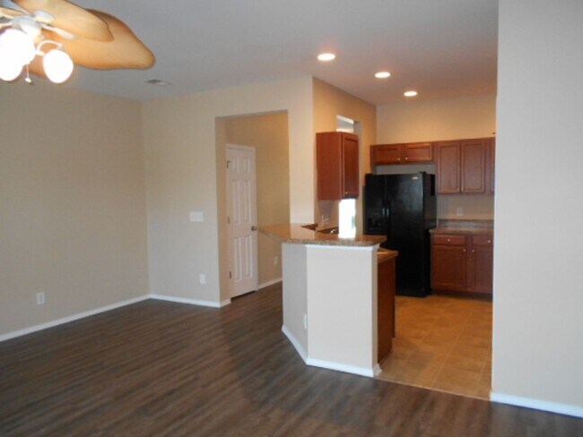 Foto del edificio - 3 bedroom, 3 bath townhome in Kiskadee Parke