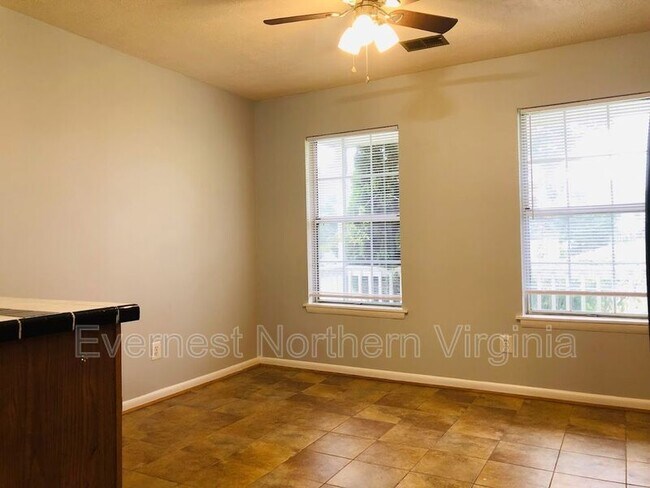 Building Photo - 5589 Roundtree Dr