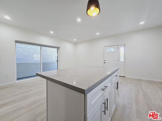 Building Photo - 2826 3/4-2824 Leeward Ave