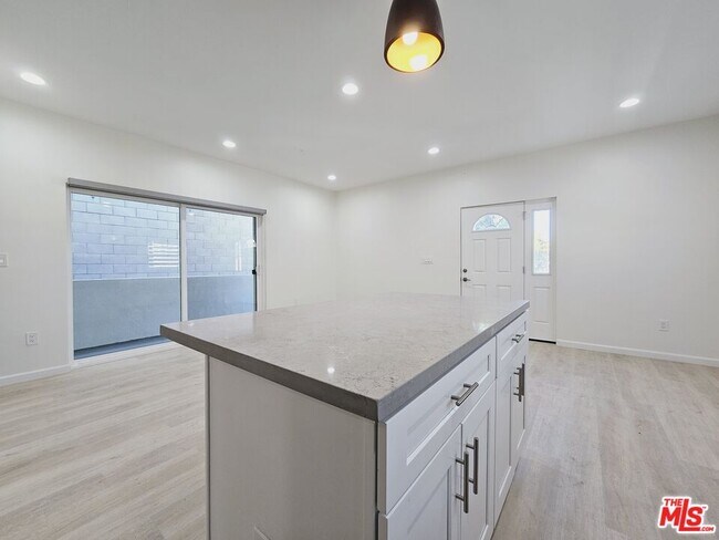 Foto del edificio - 2826 3/4-2824 Leeward Ave