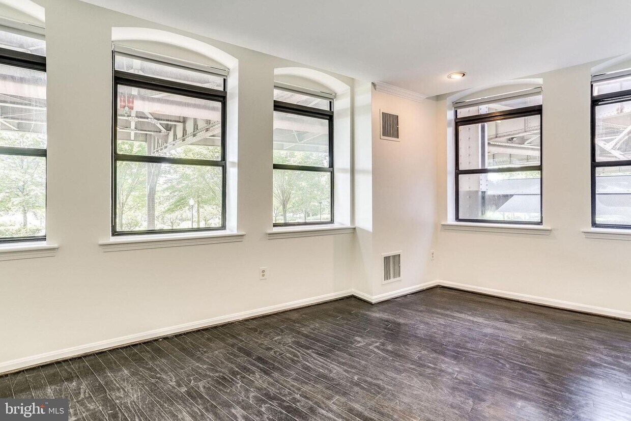 Primary Photo - 3299 K St NW
